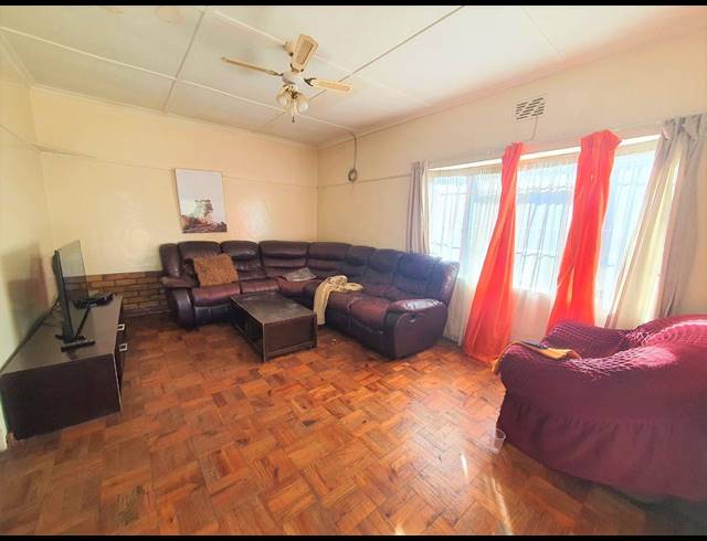 2 BEDROOM HOUSE TO LET IN RICHMOND ESTATE